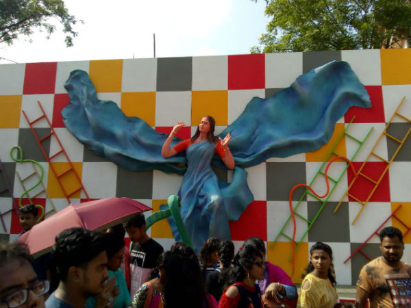 ‘তিতলি’ হার মেনে বিদায় নিয়েছে, পঞ্চমীতেই জনসমুদ্র কলকাতা ‘তিতলি’ হার মেনে বিদায় নিয়েছে, পঞ্চমীতেই জনসমুদ্র কলকাতা