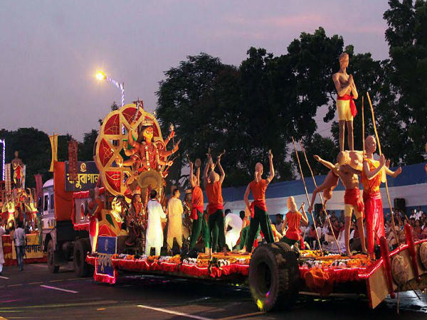 ঠাকুর আসে সামনে