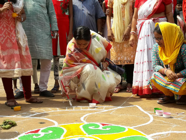 বিধায়িকার দেওয়া আলপনায় মাতোয়ারা উৎসব বিধায়িকার দেওয়া আলপনায় মাতোয়ারা উৎসব