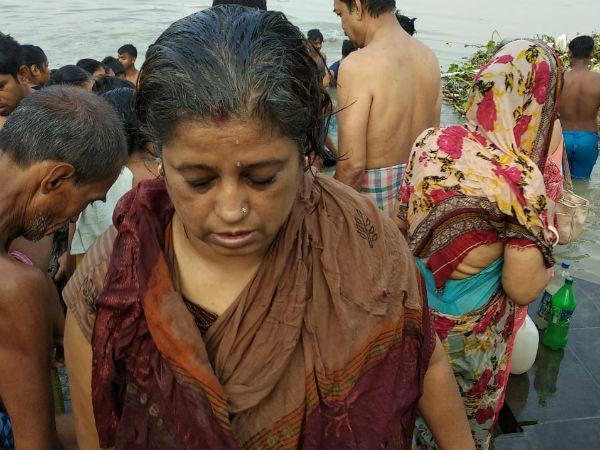পানিহাটিতে তর্পণ করতে এসে তলিয়ে যেতে যেতে রক্ষা মহিলার পানিহাটিতে তর্পণ করতে এসে তলিয়ে যেতে যেতে রক্ষা মহিলার