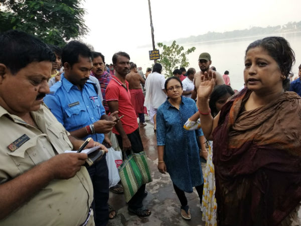 পানিহাটিতে তর্পণ করতে এসে তলিয়ে যেতে যেতে রক্ষা মহিলার পানিহাটিতে তর্পণ করতে এসে তলিয়ে যেতে যেতে রক্ষা মহিলার