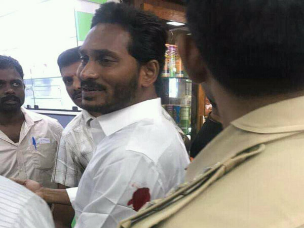 অন্ধ্রপ্রদেশে জগন্মোহনের ওপরে বিমানবন্দরেই প্রাণঘাতী হামলা অন্ধ্রপ্রদেশে জগন্মোহনের ওপরে বিমানবন্দরেই প্রাণঘাতী হামলা