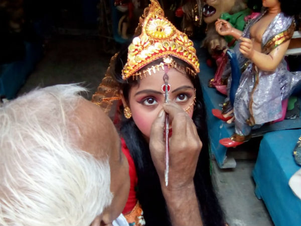 জীবন্ত দূর্গা টেক্কা দিচ্ছে মাটির প্রতিমাকে! দূর্গাপুজোয় কোন ট্রেন্ডে ভাসছে কলকাতা জীবন্ত দূর্গা টেক্কা দিচ্ছে মাটির প্রতিমাকে! দূর্গাপুজোয় কোন ট্রেন্ডে ভাসছে কলকাতা