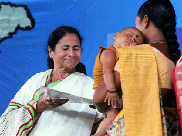 মহিলাদের কাছে টানতে অভিনব প্যাকেজ মমতার সরকারের মহিলাদের কাছে টানতে অভিনব প্যাকেজ মমতার সরকারের