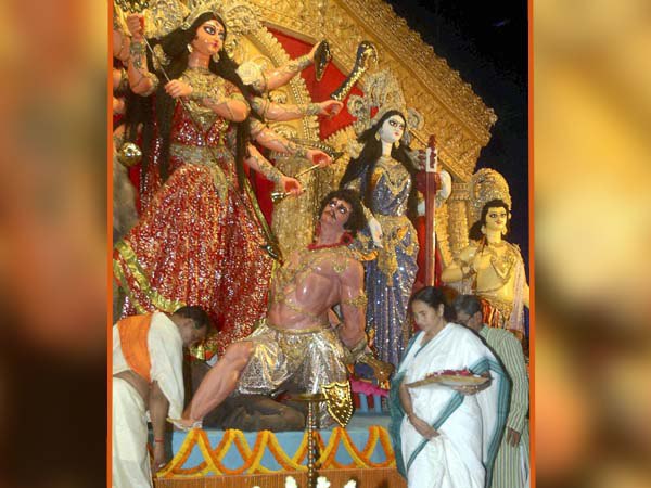 এবারও পুজো উদ্বোধনে ব্যস্ত মুখ্যমন্ত্রী! ধরবেন রং-তুলিও, জেনে নিন কবে-কোন সূচি এবারও পুজো উদ্বোধনে ব্যস্ত মুখ্যমন্ত্রী! ধরবেন রং-তুলিও, জেনে নিন কবে-কোন সূচি