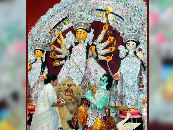 পুজোর উদ্বোধনে মমতা বন্দ্যোপাধ্যায়