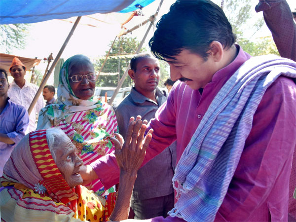 রয়েছেন সিনে তারকারা