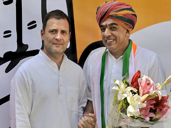 মানবেন্দ্র বিজেপি ছেড়ে যোগ দিলেন কংগ্রেসে মানবেন্দ্র বিজেপি ছেড়ে যোগ দিলেন কংগ্রেসে