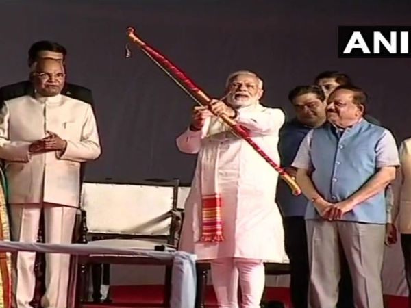 নিশানায় তীর মেরে দশেরা উদযাপন প্রধানমন্ত্রী মোদীর নিশানায় তীর মেরে দশেরা উদযাপন প্রধানমন্ত্রী মোদীর