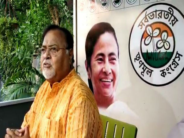 বিসর্জনের বাজনা বাজান! সিবিআই নিয়ে দিলীপ ঘোষকে কটাক্ষ পার্থর বিসর্জনের বাজনা বাজান! সিবিআই নিয়ে দিলীপ ঘোষকে কটাক্ষ পার্থর