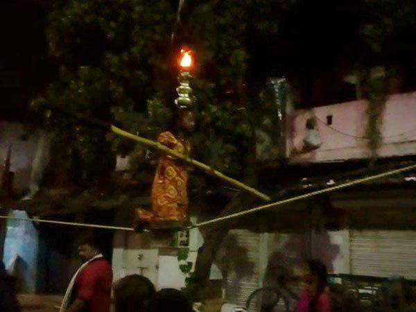 এ এক অন্য দুর্গা-কথা! শত আলোর রোশনাইয়ের মাঝে রয়েছে অন্ধকার আর বাঁচার লড়াই এ এক অন্য দুর্গা-কথা! শত আলোর রোশনাইয়ের মাঝে রয়েছে অন্ধকার আর বাঁচার লড়াই