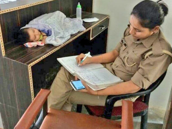 কোলের সন্তানকে সঙ্গে নিয়ে কর্তব্য পালন পুলিশকর্মীর! ভাইরাল হল টুইট কোলের সন্তানকে সঙ্গে নিয়ে কর্তব্য পালন পুলিশকর্মীর! ভাইরাল হল টুইট