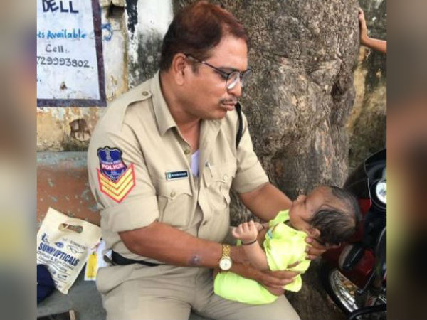 পরীক্ষার্থী মা, আর বাইরে শিশুকে সামলালেন পুলিশ কর্মী, মন ছুঁয়ে যাওয়া এই ঘটনা পরীক্ষার্থী মা, আর বাইরে শিশুকে সামলালেন পুলিশ কর্মী, মন ছুঁয়ে যাওয়া এই ঘটনা