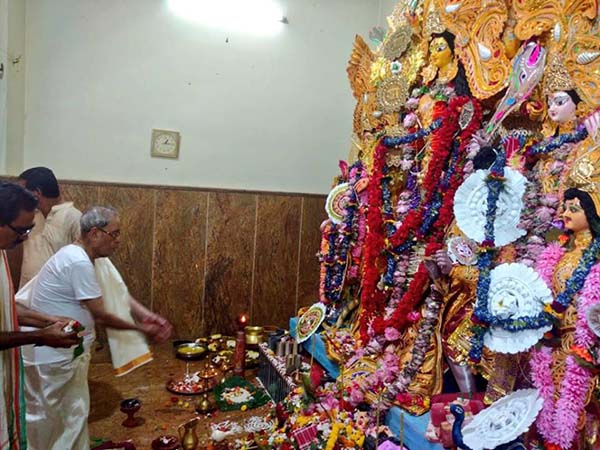 কীর্ণাহারে দুর্গা আরাধানায় প্রণব, করলেন একাধিক স্মৃতিচারণা কীর্ণাহারে দুর্গা আরাধানায় প্রণব, করলেন একাধিক স্মৃতিচারণা
