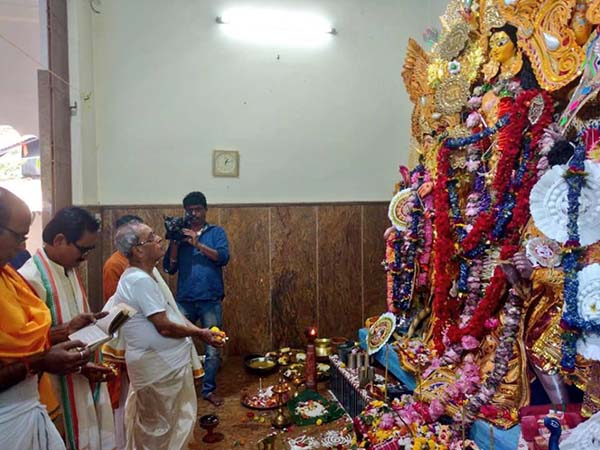 কীর্ণাহারে দুর্গা আরাধানায় প্রণব, করলেন একাধিক স্মৃতিচারণা কীর্ণাহারে দুর্গা আরাধানায় প্রণব, করলেন একাধিক স্মৃতিচারণা