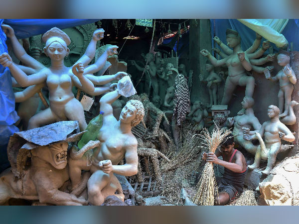 ধাপে ধাপে তৈরি হয় প্রতিমা