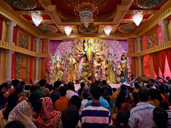 চতুর্থীতেই জনজোয়ার, শহরের রাস্তায় নামল মানুষের ঢল চতুর্থীতেই জনজোয়ার, শহরের রাস্তায় নামল মানুষের ঢল