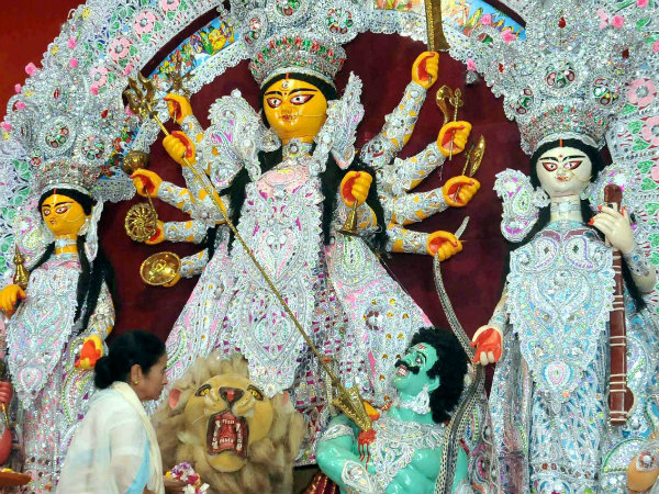 রবিবার মহাপঞ্চমীতেই জনস্রোত তিলোত্তমার রাস্তায় রবিবার মহাপঞ্চমীতেই জনস্রোত তিলোত্তমার রাস্তায়