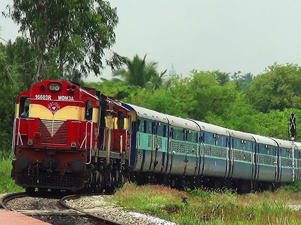 পুজোর মুখে ১২ লক্ষ রেলকর্মীর মুখে হাসি ফোটাল মোদী সরকার পুজোর মুখে ১২ লক্ষ রেলকর্মীর মুখে হাসি ফোটাল মোদী সরকার