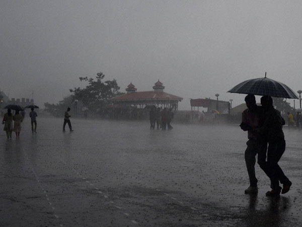 বর্ষা বিদায়েও বর্ষণমুখর দেবীপক্ষ