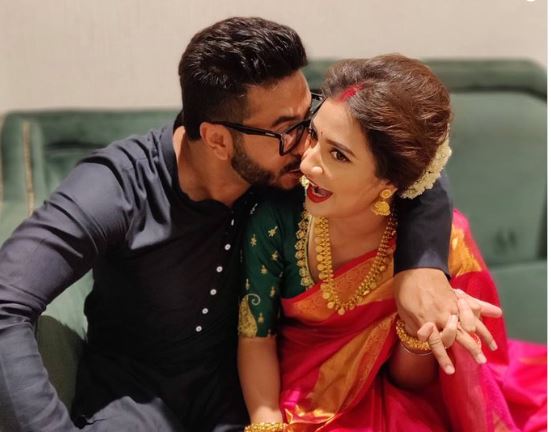 প্রেমে হাবুডুবু! রাজ-শুভশ্রীর দুর্গাপুজো কেমন কাটল দেখে নিন ছবিতে প্রেমে হাবুডুবু! রাজ-শুভশ্রীর দুর্গাপুজো কেমন কাটল দেখে নিন ছবিতে