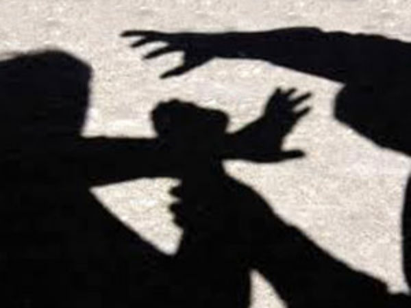 এক কামড়ে জামাইয়ের কান কাটলেন শ্বশুর, ‘হিতে বিপরীত’-কাণ্ডের শেষে রক্তারক্তি এক কামড়ে জামাইয়ের কান কাটলেন শ্বশুর, ‘হিতে বিপরীত’-কাণ্ডের শেষে রক্তারক্তি
