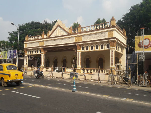 রাজবাড়ির অলিন্দের আদলে তৈরি মূল মঞ্চ