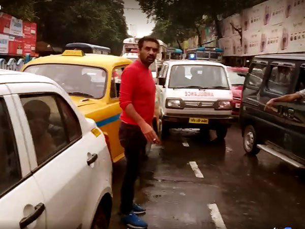আচমকা গাড়ি থেকে নেমে এ কী করলেন শিলাজিৎ! ভাইরাল ভিডিও আচমকা গাড়ি থেকে নেমে এ কী করলেন শিলাজিৎ! ভাইরাল ভিডিও
