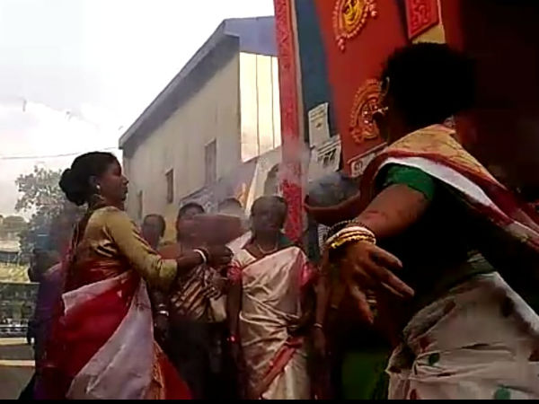 সিঁদুর খেলায় রঙিন যৌনপল্লীর এই দুর্গাপুজো, উমা বিদায়ের আগে চলল ধুনুচি নাচ সিঁদুর খেলায় রঙিন যৌনপল্লীর এই দুর্গাপুজো, উমা বিদায়ের আগে চলল ধুনুচি নাচ