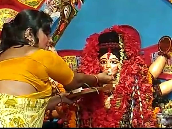 সিঁদুর খেলায় রঙিন যৌনপল্লীর এই দুর্গাপুজো, উমা বিদায়ের আগে চলল ধুনুচি নাচ সিঁদুর খেলায় রঙিন যৌনপল্লীর এই দুর্গাপুজো, উমা বিদায়ের আগে চলল ধুনুচি নাচ
