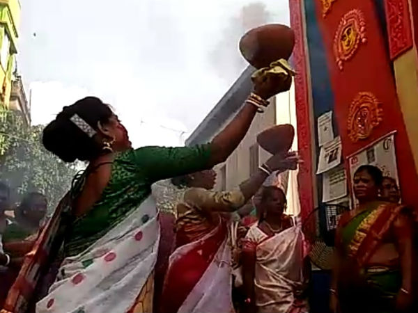 সিঁদুর খেলায় রঙিন যৌনপল্লীর এই দুর্গাপুজো, উমা বিদায়ের আগে চলল ধুনুচি নাচ সিঁদুর খেলায় রঙিন যৌনপল্লীর এই দুর্গাপুজো, উমা বিদায়ের আগে চলল ধুনুচি নাচ