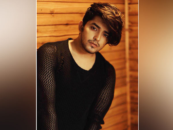 ...মাকে ছেড়ে আর কাউকে দূর্গা হিসাবে বেছে নিতে বললে কার নাম প্রথমে মাথায় আসে?