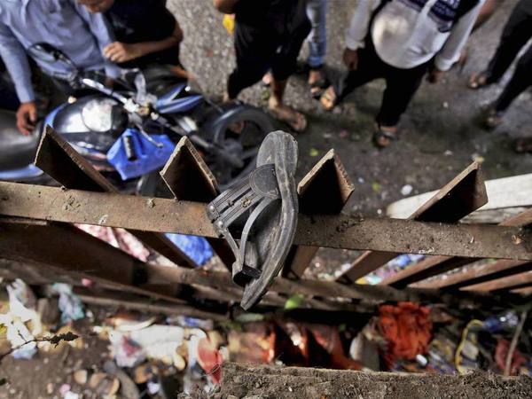 একই সঙ্গে তিনটি ট্রেন প্ল্যাটফর্মে, সাঁতরাগাছিতে পদপিষ্ট মৃত একই সঙ্গে তিনটি ট্রেন প্ল্যাটফর্মে, সাঁতরাগাছিতে পদপিষ্ট মৃত