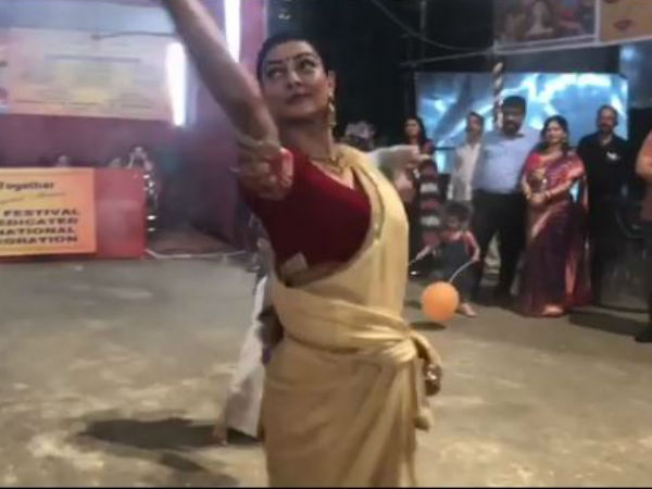 মেয়ের সঙ্গে ধুনুচি নাচে টক্কর সুস্মিতা! দেখুন ভিডিও মেয়ের সঙ্গে ধুনুচি নাচে টক্কর সুস্মিতা! দেখুন ভিডিও