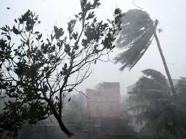 ঘূর্ণিঝড়ের আগে