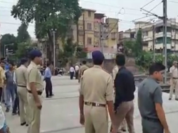 পুজোর আগে বেহালাবাসীকে একটি রাস্তা ও বেইলি ব্রিজ উপহার মমতার, দেখুন ভিডিও পুজোর আগে বেহালাবাসীকে একটি রাস্তা ও বেইলি ব্রিজ উপহার মমতার, দেখুন ভিডিও