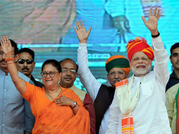 একদিকে মোদী অন্যদিকে বসুন্ধরা, কাকে বাছবেন! রাজস্থানে দ্বন্দ্বে খোদ ভোটাররা একদিকে মোদী অন্যদিকে বসুন্ধরা, কাকে বাছবেন! রাজস্থানে দ্বন্দ্বে খোদ ভোটাররা