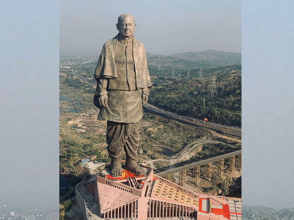 সপ্তাহ শেষে পর্যটকদের ভিড়