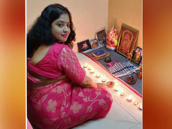 নিয়ম মেনে চোদ্দ প্রদীপ..