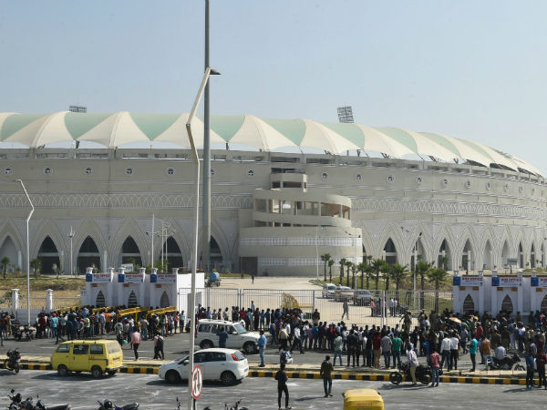 পিচ ও আবহাওয়া
