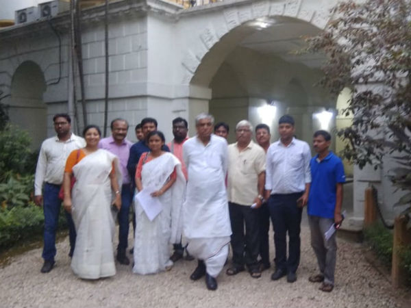পুলিশি ধরপাকড়ের প্রতিবাদে শিক্ষকরা