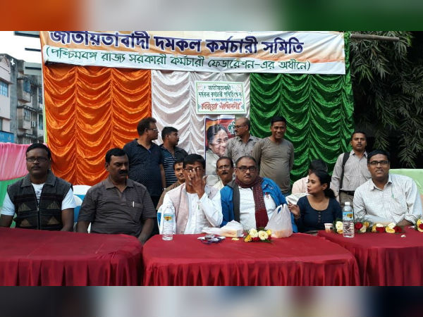 মুখ্যমন্ত্রীর নির্দেশে তৈরি ফেডারেশন বনাম আইএনটিটিইউসি, হেনস্থা রাজ্য সরকারিকর্মীদের মুখ্যমন্ত্রীর নির্দেশে তৈরি ফেডারেশন বনাম আইএনটিটিইউসি, হেনস্থা রাজ্য সরকারিকর্মীদের