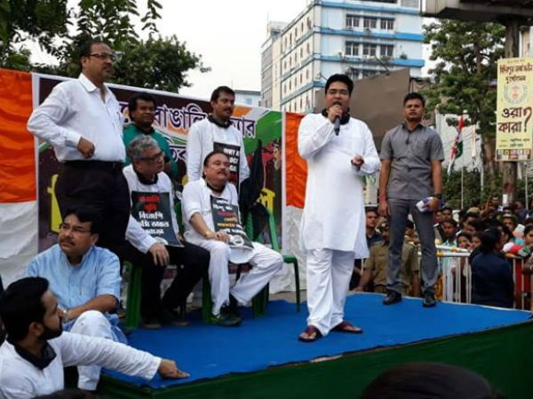 মুখ্যমন্ত্রীর পদত্যাগ দাবি অভিষেকের, বাঙালি-নিধনের প্রতিবাদে গর্জে উঠল কলকাতা মুখ্যমন্ত্রীর পদত্যাগ দাবি অভিষেকের, বাঙালি-নিধনের প্রতিবাদে গর্জে উঠল কলকাতা