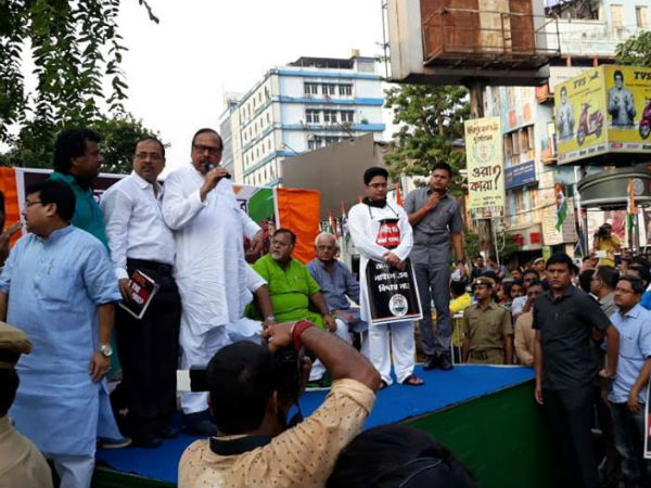 মুখ্যমন্ত্রীর পদত্যাগ দাবি অভিষেকের, বাঙালি-নিধনের প্রতিবাদে গর্জে উঠল কলকাতা মুখ্যমন্ত্রীর পদত্যাগ দাবি অভিষেকের, বাঙালি-নিধনের প্রতিবাদে গর্জে উঠল কলকাতা