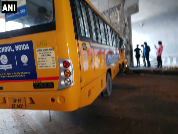ডিভাইডারে ধাক্কা লেগে উল্টে যায় বাসটি