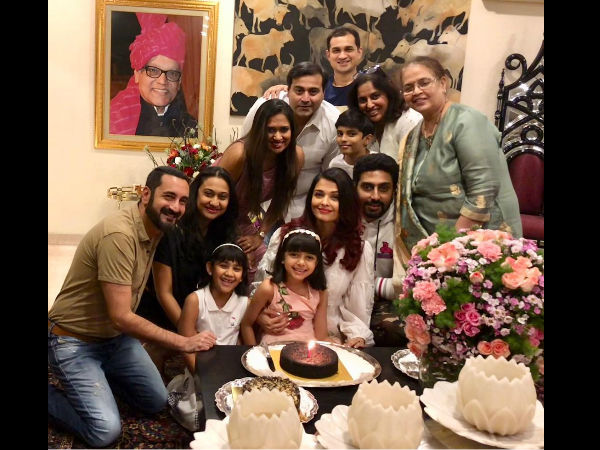 যো বিবি সে করে প্যায়ার... ঐশ্বর্যের জন্মদিনে কী উপহার দিলেন অভিষেক যো বিবি সে করে প্যায়ার... ঐশ্বর্যের জন্মদিনে কী উপহার দিলেন অভিষেক