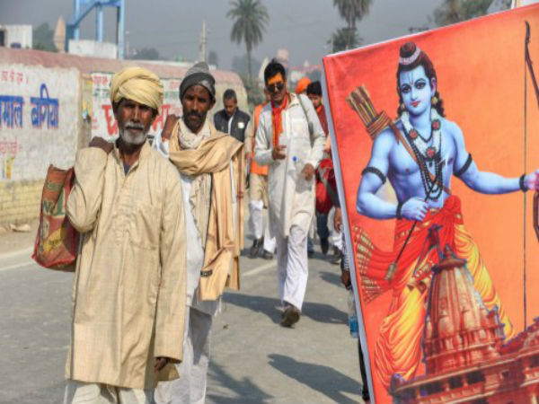 ফুল মালায় স্বাগত রামভক্তদের! যোগী রাজ্য অন্যচিত্র ফুল মালায় স্বাগত রামভক্তদের! যোগী রাজ্য অন্যচিত্র