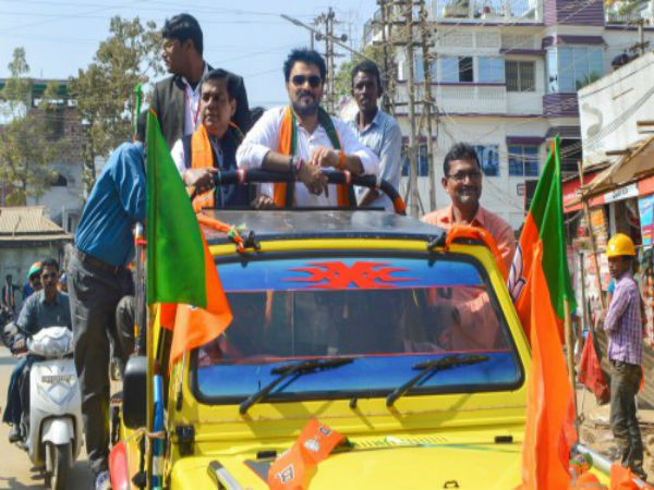 ভোট প্রচারে গিয়ে বিড়ম্বয়নায় বাবুল! ফাঁকা চেয়ার দেখে সভা ছাড়লেন কেন্দ্রীয় মন্ত্রী ভোট প্রচারে গিয়ে বিড়ম্বয়নায় বাবুল! ফাঁকা চেয়ার দেখে সভা ছাড়লেন কেন্দ্রীয় মন্ত্রী