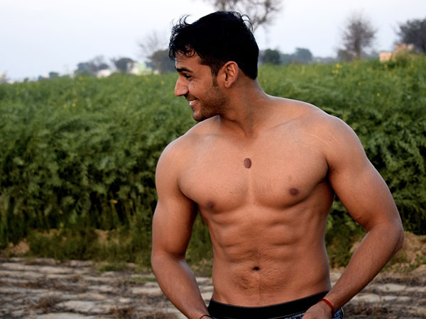 বুকের মাঝখানে জন্মদাগ