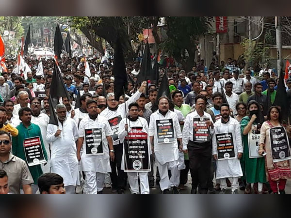 কলকাতায় আছড়ে পড়ল বিক্ষোভের ঢেউ, অসমে বাঙালি-নিধনে তৃণমূলের মহামিছিল কলকাতায় আছড়ে পড়ল বিক্ষোভের ঢেউ, অসমে বাঙালি-নিধনে তৃণমূলের মহামিছিল